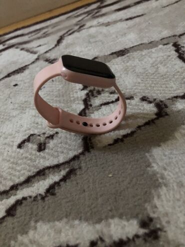 smart led: Ağıllı saat – kvadrat ekranlı, qara displey və açıq çəhrayı silikon