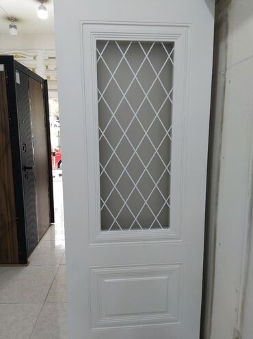 Otaq qapıları: Ağ rəngdə, şüşəli panelə və dekorativ rombşəkilli barmaqlıqlara malik
