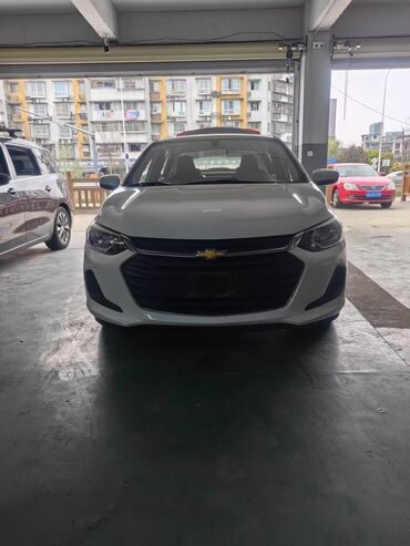 шевроле спарк 2017 цена: Белый седан Chevrolet с черной решеткой радиатора и серебристыми