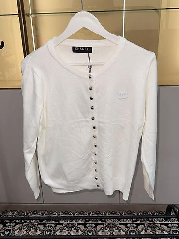 Кардиган Chanel - Модель: вязаный кардиган на пуговицах - Дизайн at lalafo.kg Кардиган Chanel - Модель: вязаный кардиган на пуговицах - Дизайн