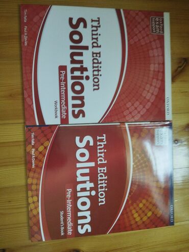 Bu dəstə Oxford Solutions seriyasından üçüncü nəşr Pre-Intermediate