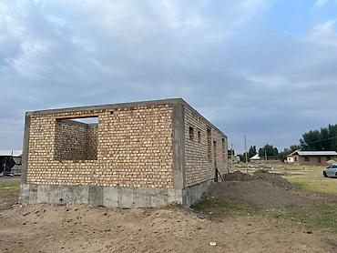 Продажа коттеджей и домов: Жаңы салынып жаткан бүтө элек там сатам. 4 бөлмөлүү, жанында жайкы — 2