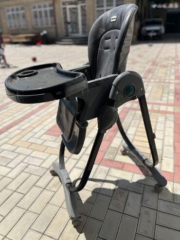 uşaq avtomobil oturacağı: Təkərləri olan qidalanma masası. Təkərlər hərəkət etdirməyə kömək