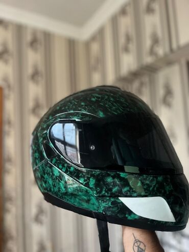 Moto geyim: Bu motosiklet dəbilqəsi, yaşıl və qara rənglərin birləşməsi ilə