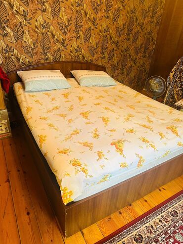 2 neferlik taxt: Б/у, Двуспальная кровать, Без подьемного механизма, С матрасом, Без выдвижных ящиков