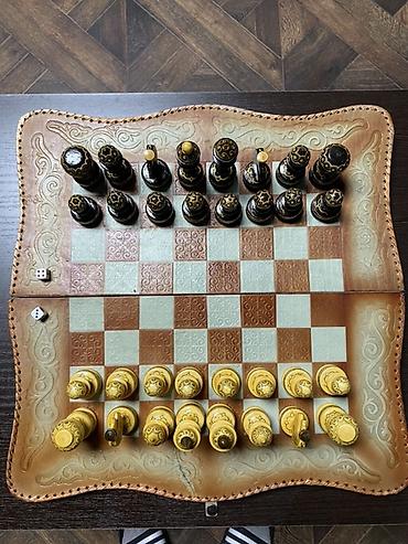 шахматный набор: Шахматы с резными фигурами на декоративной складной доске. ( КОЖА) - — 2