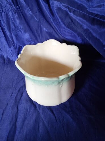 Ostali kućni dekor: Saksija nova iz 70tih. Saksija nova boja nije cisto bela,ide na — 2