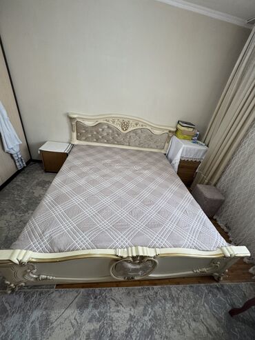 Двуспальные кровати: Двуспальная кровать, Б/у, С матрасом, Дерево, длина - 211 см