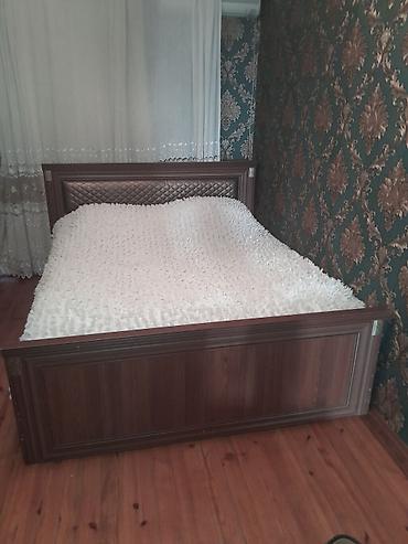 Taxta çarpayı – klassik dizayn - Material: tünd qəhvəyi rəngdə