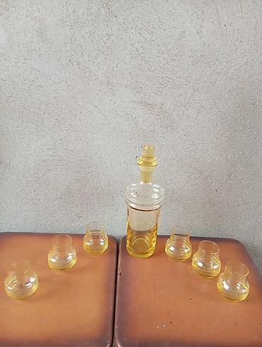 Sarı rəngli şüşədən hazırlanmış qrafin və stəkan dəsti. Dəstə 1 ədəd