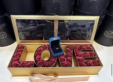 qüllər: Hədiyyə qutusu – “LOVE” kompozisiyalı gül və üzük təqdimat seti 925 — 1