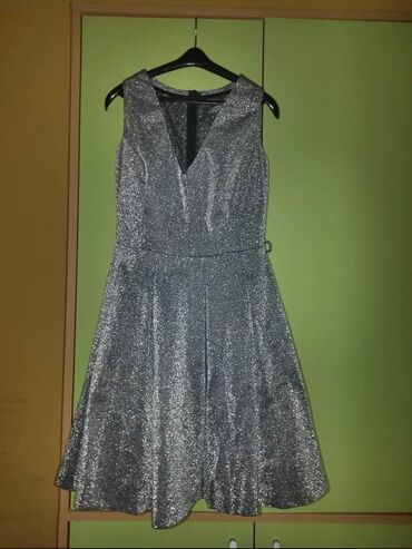 haljine sa slicem: Svecana srebrna haljina midi duzine sa postavom