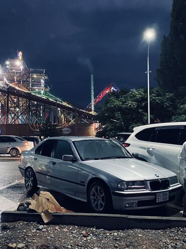 бмв 34 автомобиль: BMW 3 Series E36 седан, 318i. Цвет серебристый, кузов 4-дверный
