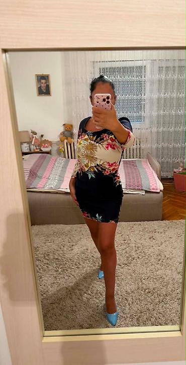 Potpuno ocuvana haljina, jednom na kratko davno obucena i od tada samo