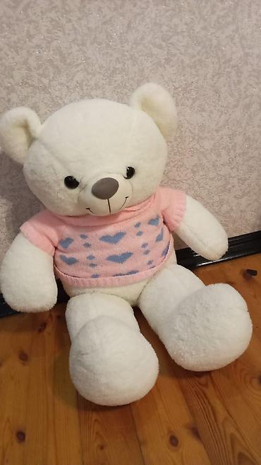kidilo elektron besik: Yumşaq oyuncaq ayı. Ağ rəngli, iri ölçülü peluş ayıdır. Üzərində — 1