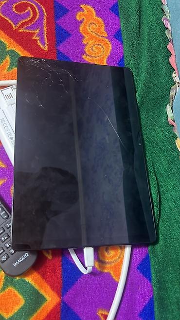 ipad 11 бишкек: Полосой у камеры и логотипом SAMSUNG). Диагональ экрана около 10–11" — 2