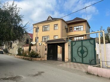 qubada günlük ev: 3 mərtəbəli həyət evi – geniş həyət və rahat planlama. Ev 3