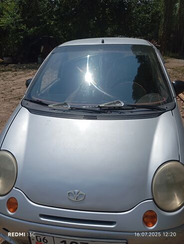 спойлер на гольф 2: Компактный автомобиль Daewoo Matiz серебристого цвета. Модель Matiz