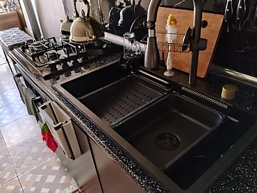 Mətbəx üçün quraşdırılan qaz plitəsi və çoxfunksiyalı mətbəx