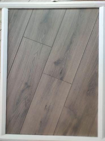 Laminat döşəmə paneli – ağac teksturalı, boz-qəhvəyi ton - Material