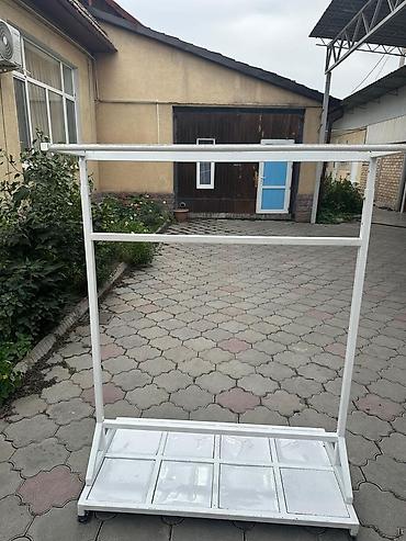Кронштейны, стойки: Стильные стойки для одежды Все стойки в хорошем состоянии Высота — 8