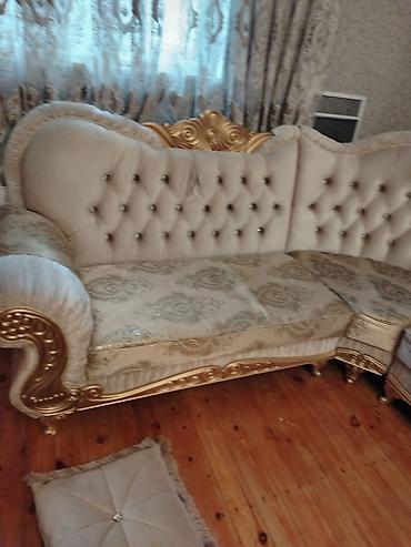 yeni model divanlar: Qonaq otağı üçün klassik üslubda yumşaq mebel dəsti. Dəstə iri ölçülü — 3