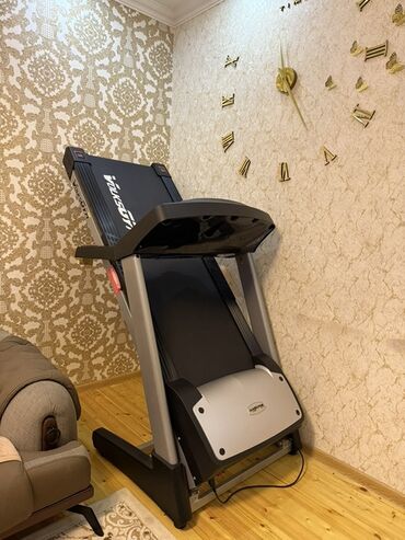 Əlcəklər: Volksgym brendinə məxsus qaçış zolağı, istifadəçilərə evdə məşq etmək