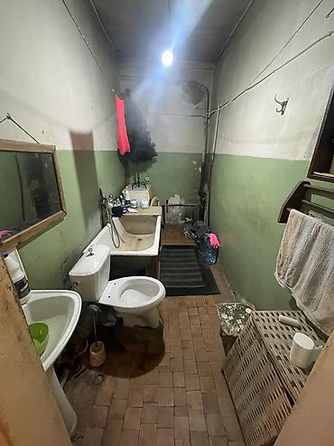 Продажа коттеджей и домов: Продаю пол дома барачного типа район Тоголок молдо Щербакова 3 ком — 5