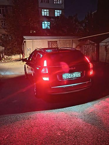 üstü açıq maşın: Kia Cee’d SW (universal) – qara rəng, Azərbaycan nömrə nişanı — 1