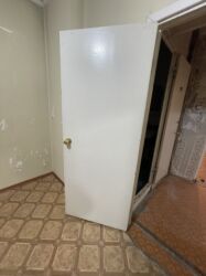 прихожие б у: Межкомнатная глухая дверь, Дерево, Советская, цвет - Белый, Б/у