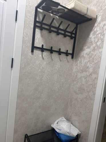 обувные шкафы и вешалки для верхней одежды: Металлический настенный комплект для прихожей: вешалка с полкой +