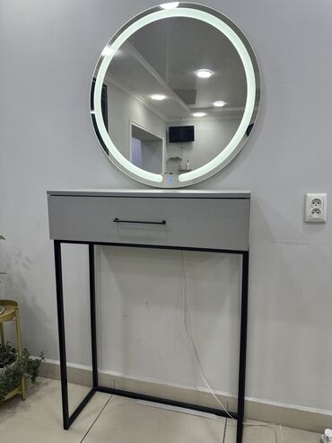 педикюрный стол: Зеркало с подсветкой 2 шт. по 4000с, и визажный стол с выдвижным