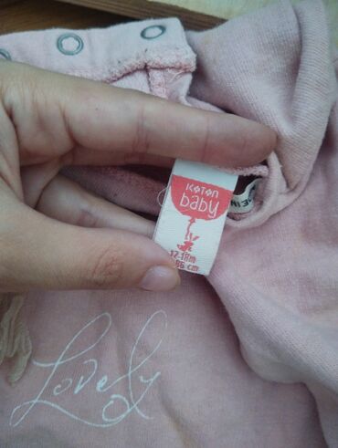 Джинсы и брюки: Koton Baby markasına aid çəhrayı rəngli uşaq sviteri. Ön tərəfində