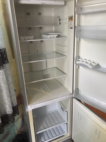 fri bisiren: Б/у 2 двери Indesit Холодильник Продажа, цвет - Серый, С колесиками