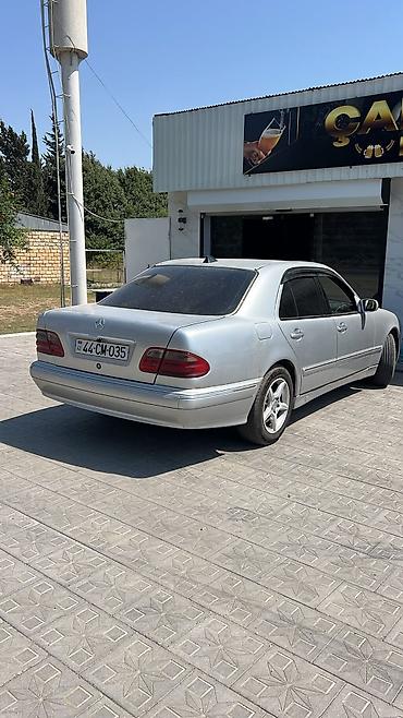 Mercedes-Benz: Mercedes-Benz E-Class: 2.2 l | 2000 il Sedan — 4