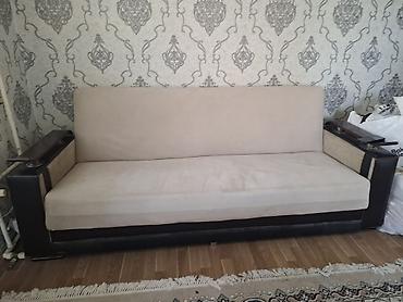taxta parket: Bej rəng oturacaq və arxa hissəli 3 nəfərlik divan - Ümumi dizayn — 2