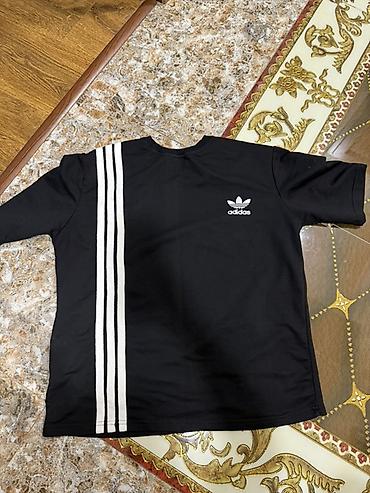 спортивные мужские футболки: Qara rəngli Adidas üslubunda qısaqol футболka. Ön hissəsində sol — 1