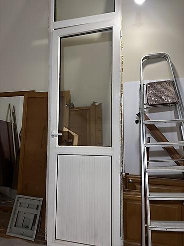 qapi plastik: Ağ rəngli PVC qapı üst hissəsində əlavə sabit şüşə panel ilə birlikdə — 2