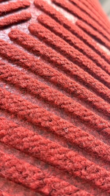 Ковролин: Ковролин на резиновой основе с рельефным геометрическим узором. В — 18