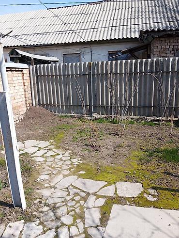 запад: Продаётся жилой дом с кирпичным ограждением и выездом на улицу через — 10