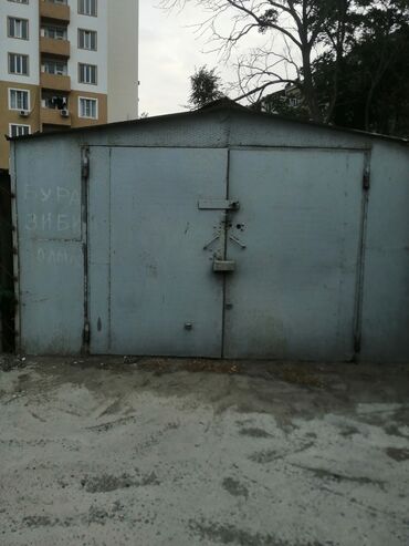 Qaraj satılır: Sumqayıt 10 mkr. Qaraj satilir hündürlüyü 2.10 Eni 4 metr uzunluğu 6 — 4