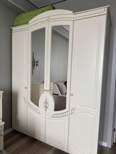 спальный гарнитур италия дерево: Уктоочу бөлмө гарнитуру, Колдонулган, Эки кишилик керебет, Шкаф, Комод, түсү - Саргыч боз