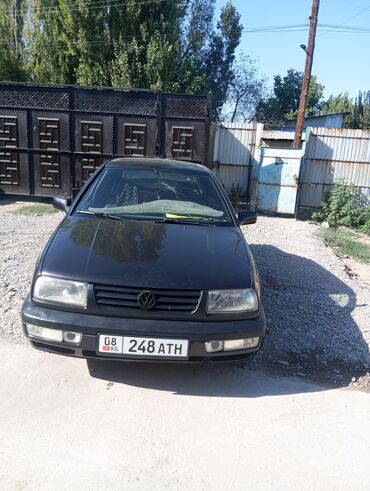 авто рассрочка: Volkswagen Vento: 1993 г., Седан
