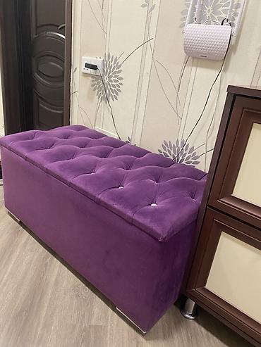 Pufiklər: Bənövşəyi rəngdə yumşaq oturacaqlı puf/çəkmə qutusu. Üst hissə — 2