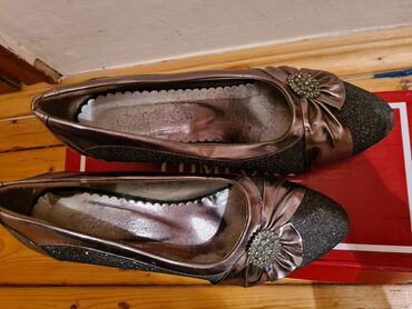 boz rəngli qadın ayaqqabıları: Tuflilər, 38, rəng - Boz, İşlənmiş