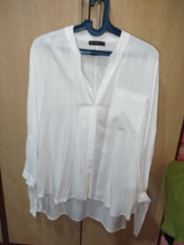 женские рубашки милитари: Ağ rəngli qadın bluzası - Model: düyməli, V-kəsimli yaxa (stend