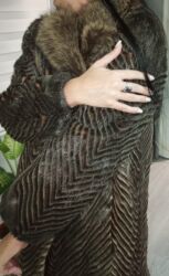 Krzneni kaputi: Dugački ženski kaput od krzna, elegantnog kroja sa naglašenim šarama u — 4