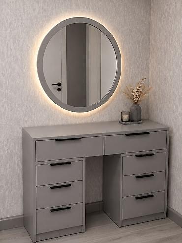 Minimalist üslubda tünt boz rəngli makiyaj/iş masası və dairəvi LED