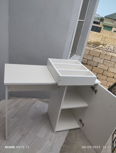 Digər mebel: Dırnaq stolu + lak qoymaq üçün şkaf+əl qoyan satılır Heç bir problemi