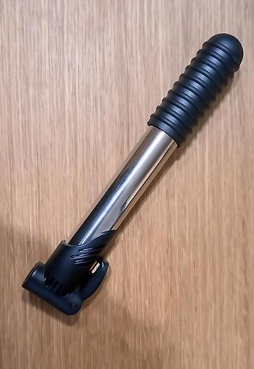 Dodaci za bicikl: Nova mala lagana lako prenosiva pumpa. Postiže pritisak 70 PSI — 12